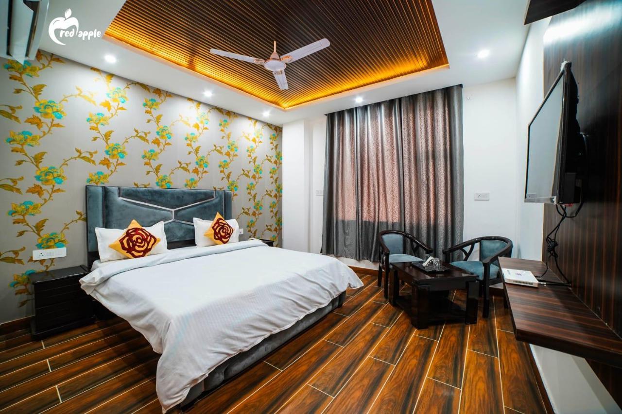 Hotel Red Apple Near Railway Station