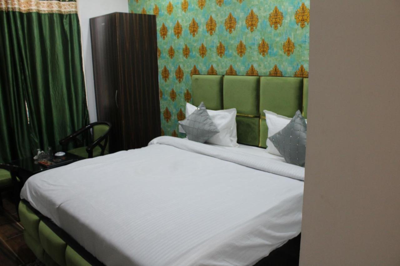 Red Apple Near Railway Station Hotel 3*