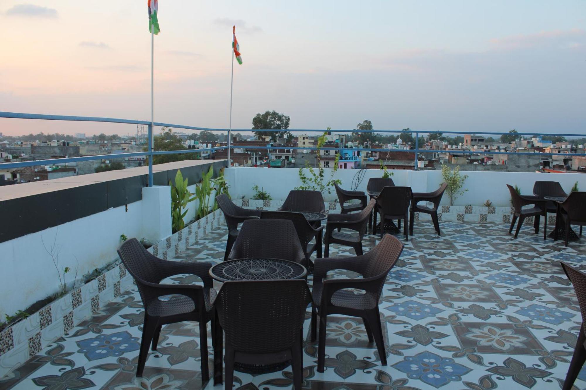 Hotel Red Apple Near Railway Station 3*
